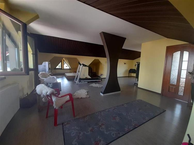 Casă cu 6 camere cu Teren 294 Mp în Central