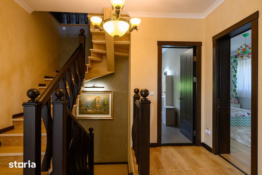 Casă cu 8 camere cu Teren 1000 Mp în Tulucești