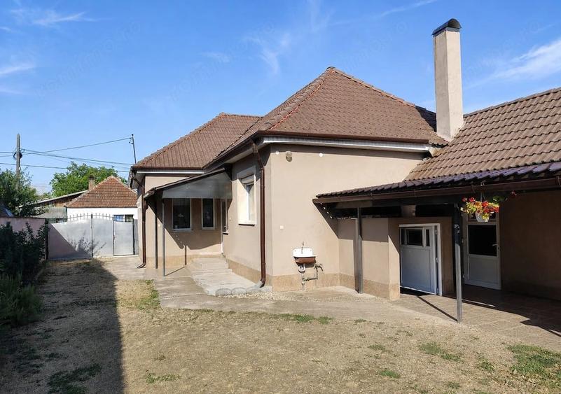 Casă cu 2 camere cu Teren 2826 Mp în Saca