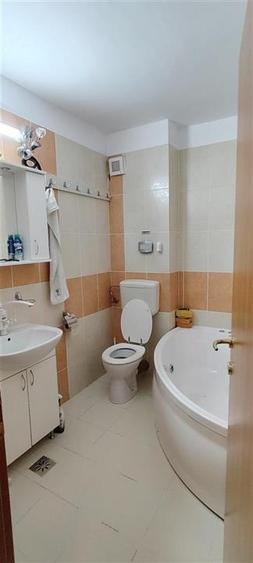 Apartament cu 3 camere semidecomandat în Nufărul