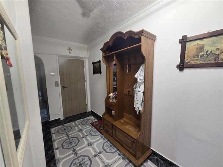 Apartament cu 4 camere decomandat, mobilat în Exterior Est
