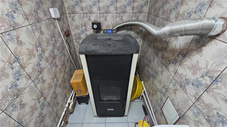 Casă individuală cu 7 camere cu Canalizare în Răcășdia