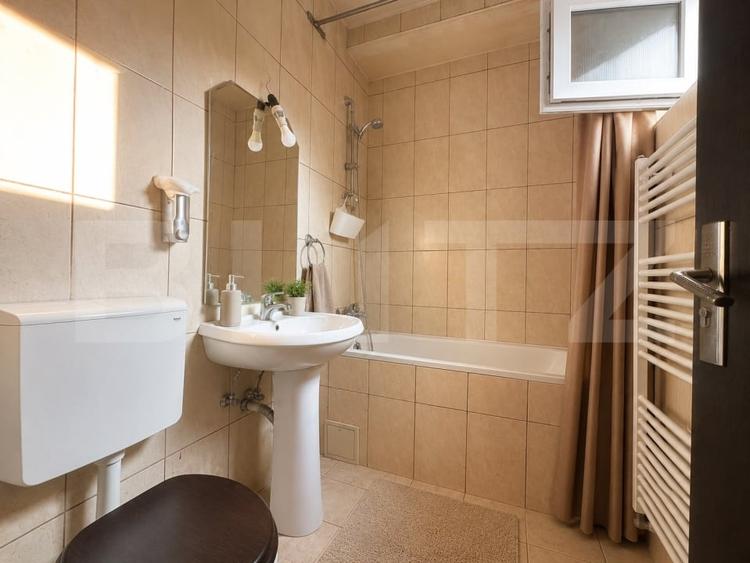Casă individuală cu 8 camere cu Canalizare în Călan