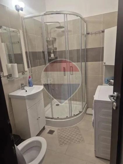 Apartament cu 3 camere semidecomandat în Podu Roș