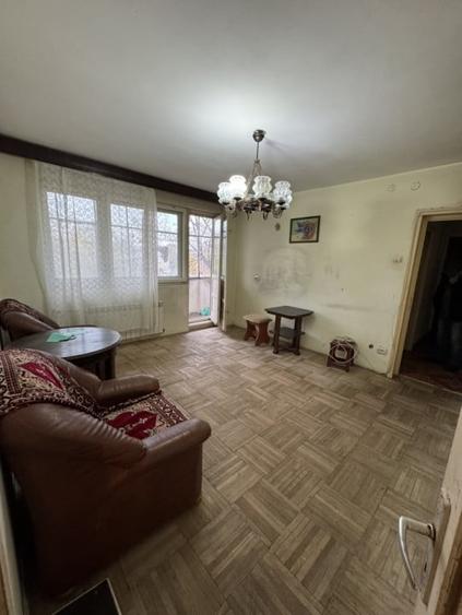 Apartament cu 3 camere semidecomandat în Sud