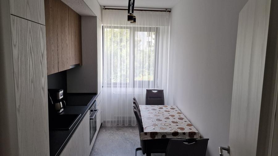 Casă cu 3 camere decomandat în Bucureștii Noi