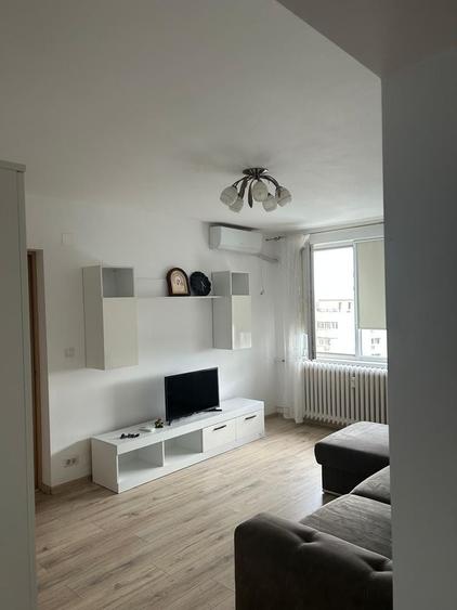 Apartament cu 3 camere semidecomandat în Colentina