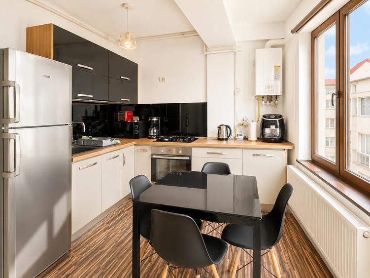 Apartament cu 2 camere decomandat în Universitate