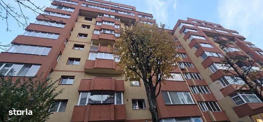 Apartament cu 3 camere decomandat în Calea București