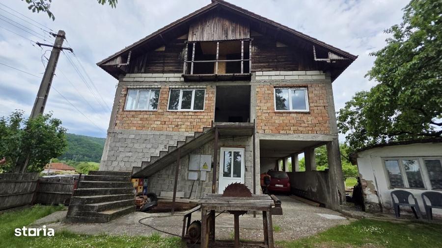 Casă cu 4 camere în Bistrița