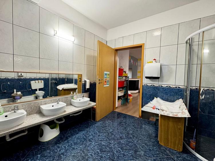 Casă individuală cu 7 camere cu Canalizare în Aradului