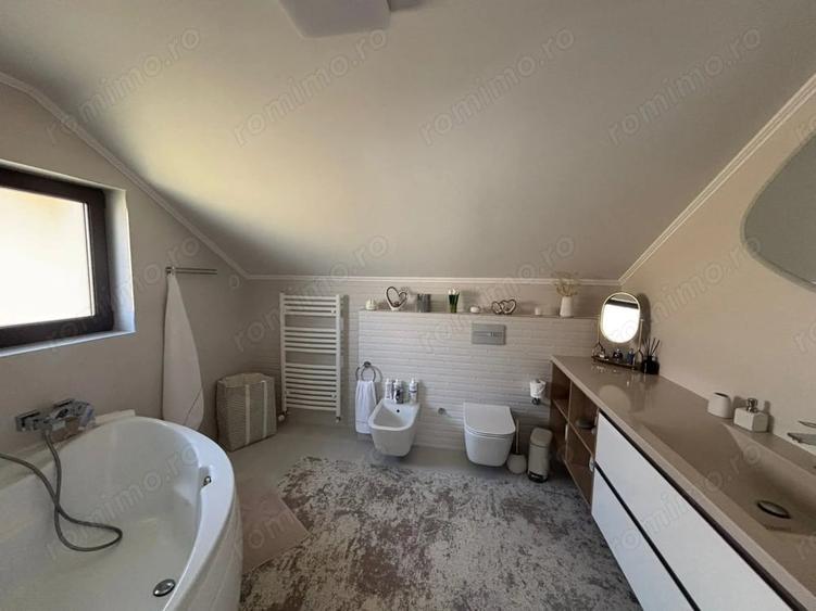 Casă cu 4 camere cu Teren 550 Mp în Central