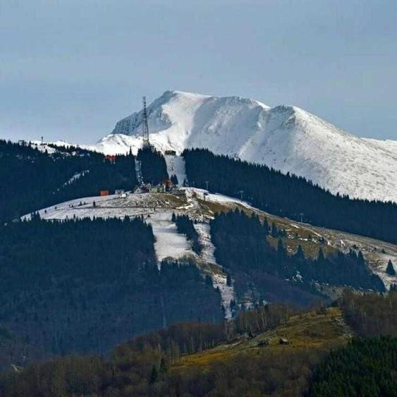 Apartament cu 3 camere semidecomandat în Slătinioara