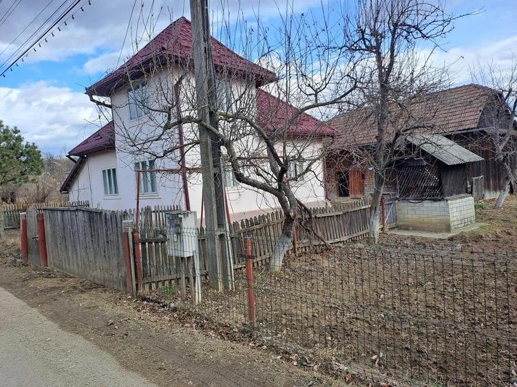 Casă cu 3 camere în Cacica