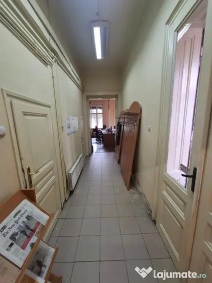 Apartament cu 4 camere semidecomandat în Central