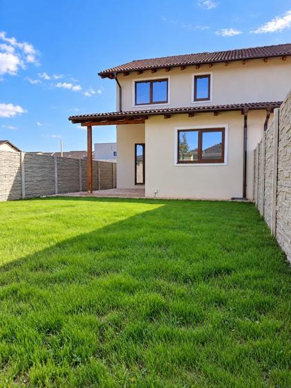 Duplex cu 4 camere cu Teren 365 Mp în Săcălaz