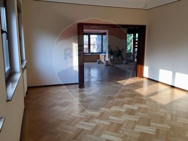 Apartament cu 5 camere decomandat, mobilat în P-ța Romană