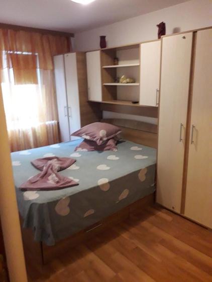 Apartament cu 3 camere semidecomandat în Palazu Mare