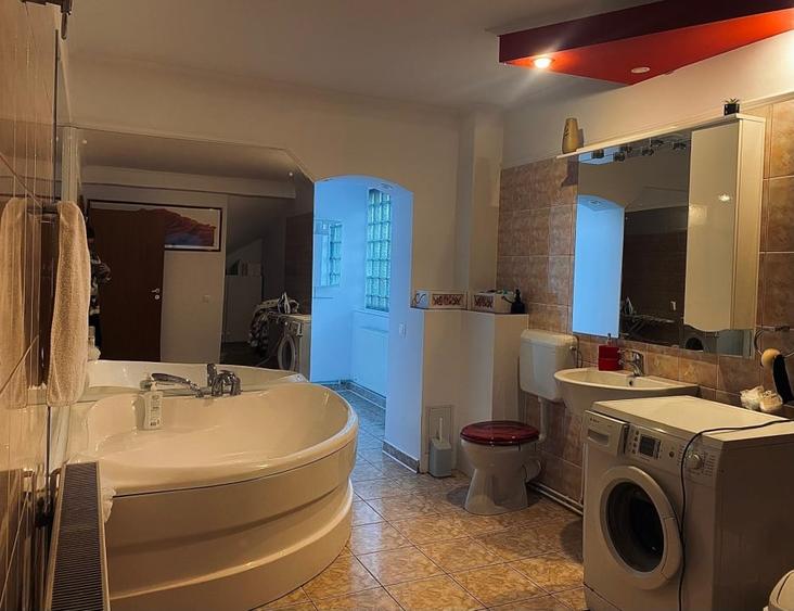Casă individuală cu 6 camere cu Canalizare în Centrul Istoric