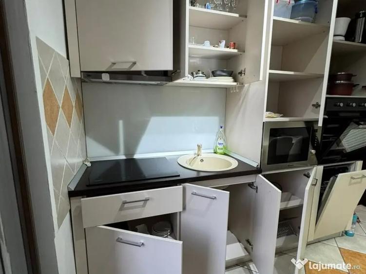 Apartament cu 3 camere decomandat în Calea Victoriei