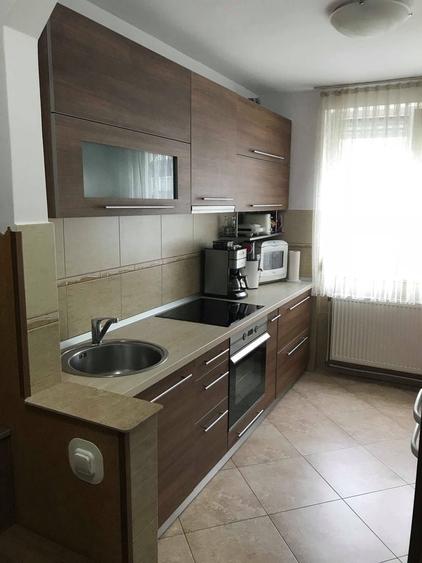 Apartament cu 3 camere semidecomandat în Rogerius