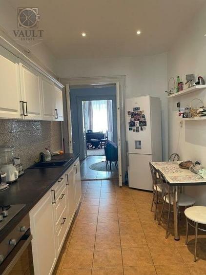 Apartament cu 4 camere nedecomandat, mobilat în Calea Victoriei