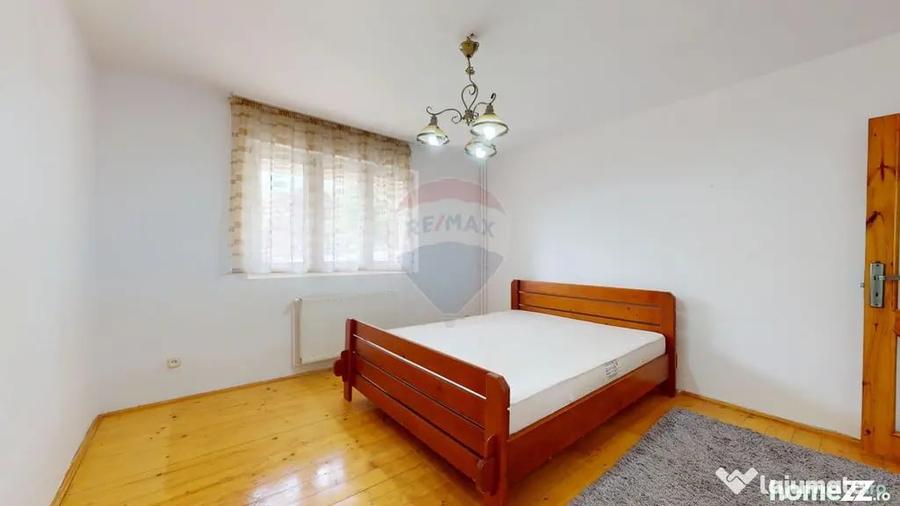 Casă cu 10 camere cu Teren 710 Mp în Central