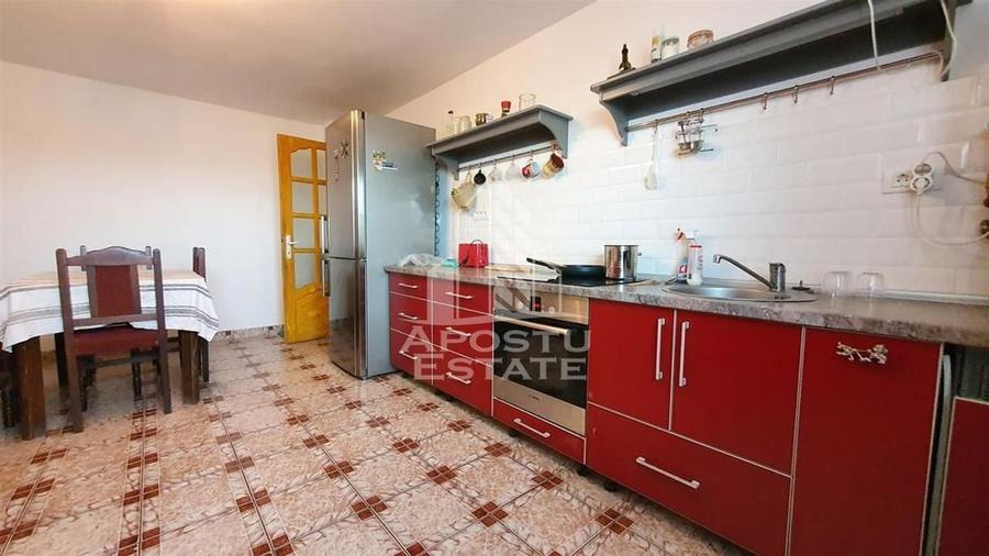 Apartament cu 4 camere semidecomandat, mobilat în Buziașului