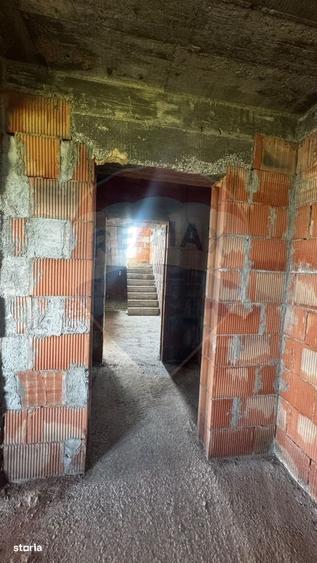 Casă cu 4 camere în Costâna
