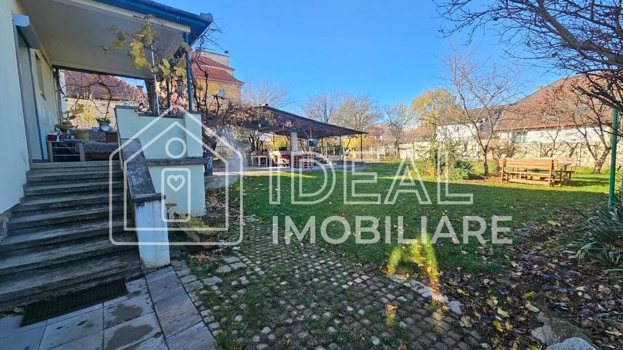 Casă individuală cu 6 camere cu Canalizare în Central