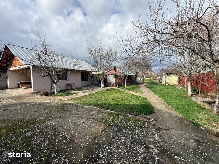Casă cu 8 camere cu Teren 1300 Mp în Păulești