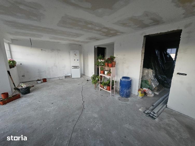 Casă cu 4 camere cu Teren 407 Mp în Țițești