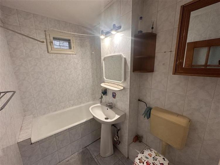 Apartament cu 2 camere semidecomandat, mobilat în Dâmbovița
