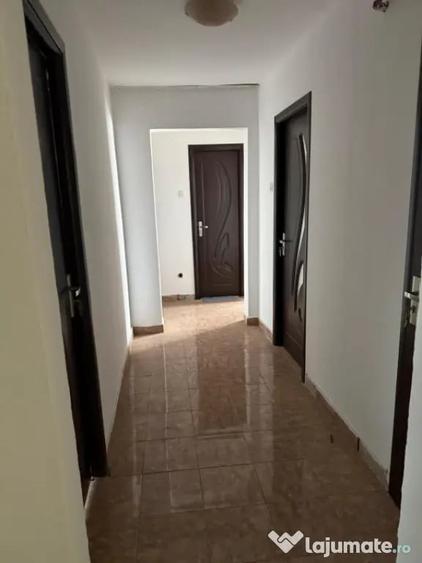 Apartament cu 3 camere decomandat în Calea București