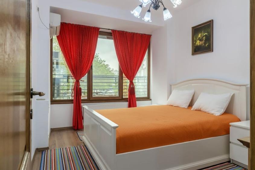 Apartament cu 3 camere semidecomandat în P-ța Romană