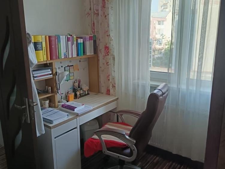 Apartament cu 3 camere semidecomandat în Craiovița Nouă