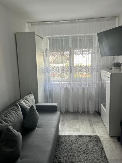 Apartament cu 3 camere semidecomandat în 9 Mai