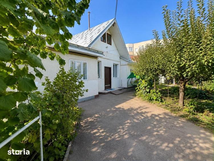 Casă cu 8 camere cu Teren 600 Mp în Central