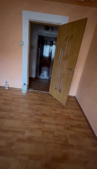 Apartament cu 3 camere semidecomandat în Cet