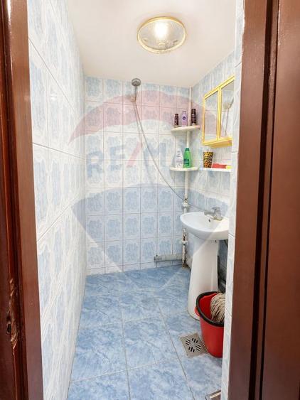 Casă individuală cu 11 camere cu Teren 1010 Mp în Periș