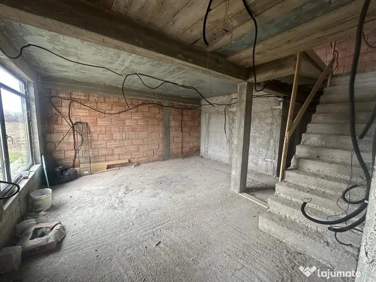 Casă cu 5 camere cu Teren 242 Mp în Ștefăneștii de Jos
