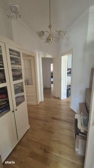 Apartament cu 5 camere decomandat în Moșilor