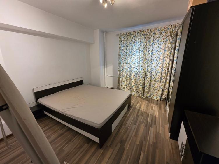 Apartament cu 3 camere semidecomandat în Berceni