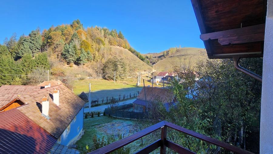 Casă individuală cu 7 camere cu Canalizare în Poiana Mărului