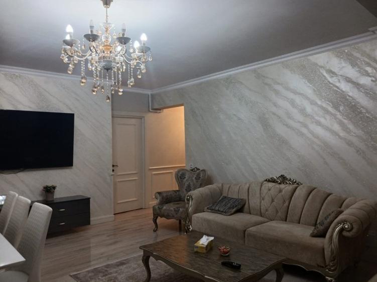 Apartament cu 4 camere semidecomandat în Bucureștii Noi