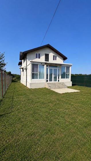 Casă cu 4 camere în 1 Decembrie