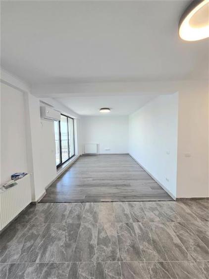 Apartament cu 3 camere semidecomandat în Exterior Nord