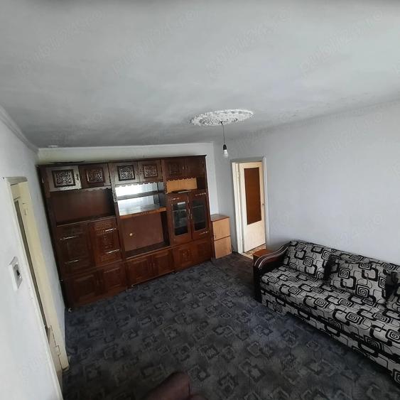 Apartament cu 3 camere semidecomandat în Vest