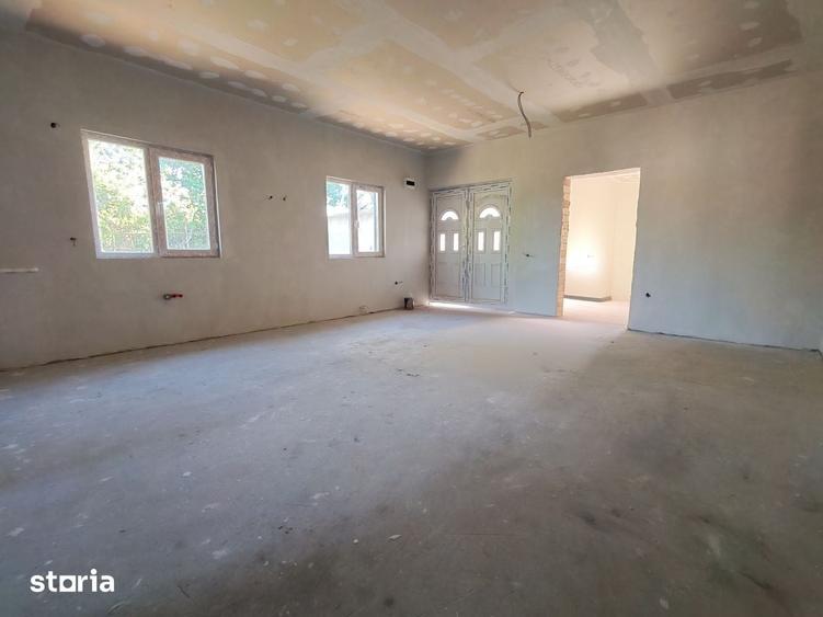 Casă cu 3 camere cu Teren 250 Mp în Lumina
