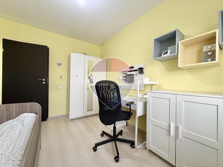 Apartament cu 4 camere semidecomandat, mobilat în Craiter